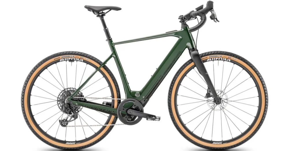 MOUSTACHE SAMEDI DIMANCHE 29.6 GRAVEL FIR GREEN GLOSSY 2025 FÉRFI ELEKTROMOS GRAVEL KERÉKPÁR Kiárusítás