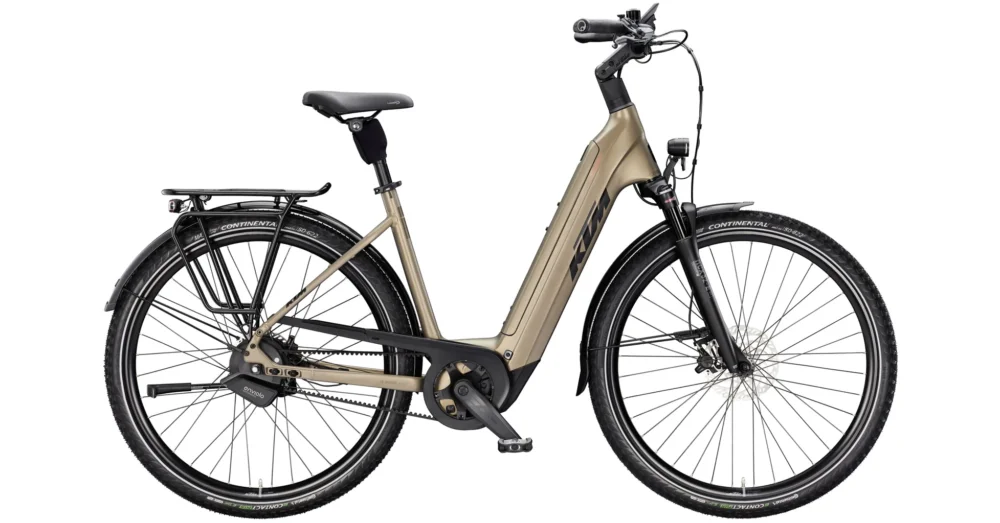 Prémium KTM MACINA CITY 810 BELT EASY ENTRY OLIVE PEARL MATT (BLK+ORANGE) 2025 UNISEX ELEKTROMOS CITY TREKKING KERÉKPÁR