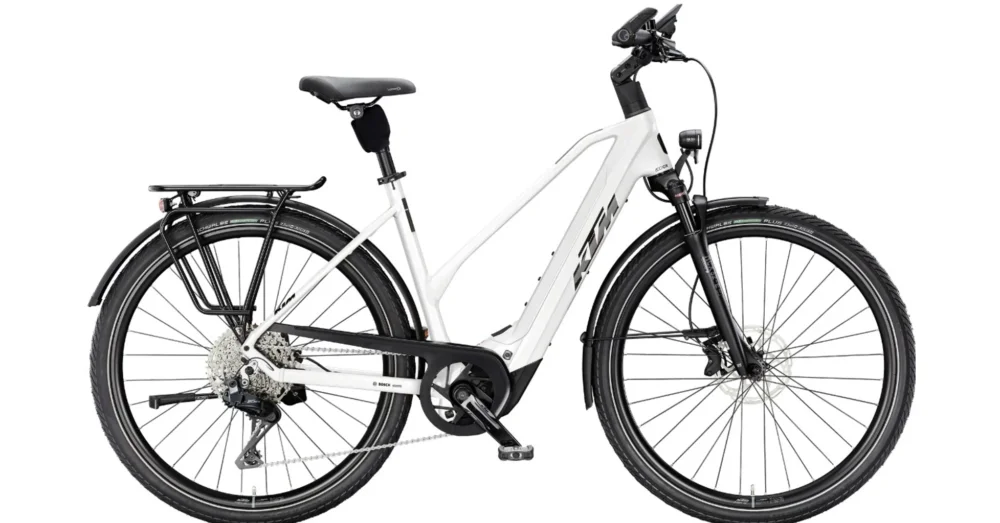 KTM MACINA STYLE 820 TRAPÉZ WHITE (BLACK+RED) 2025 NŐI ELEKTROMOS TREKKING KERÉKPÁR Korlátozott ajánlat