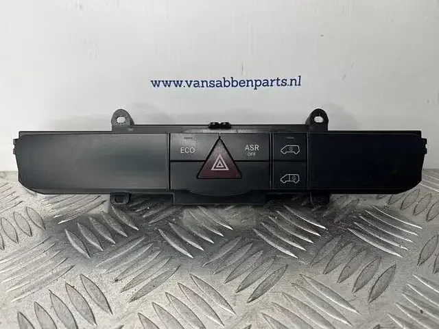 Biztonságos fizetés Paniekverlichtings Schakelaar van een Mercedes Sprinter