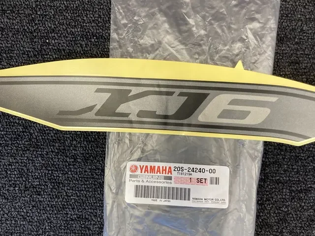 Azonnali szállítás Yamaha XJ6 tank sticker rechts zwart/Grijs 2009 Diversion
