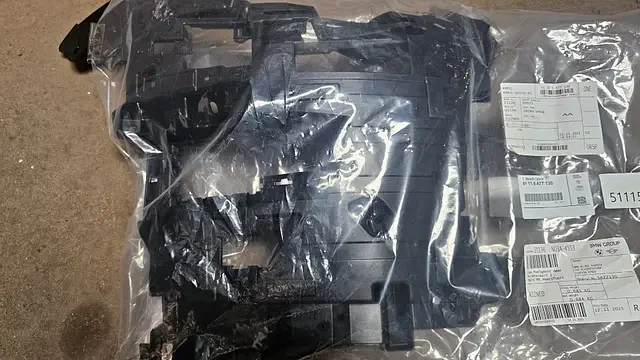 Voorbumper montage steun bracket rechts MiniCooper serie J01 51115A77130 5A77130 Rendeld meg most