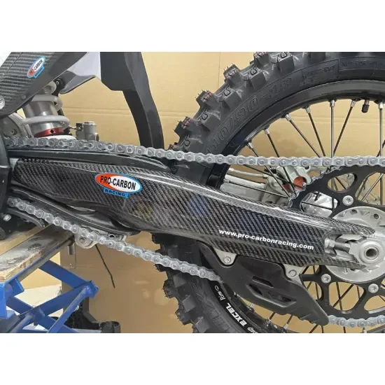 PRO-CARBON RACING KTM Swing Arm Protector – 150 to 500 EXC / EXC-F 2024-2025 + XC-W + XCF-W + XW-F KT-SA-03 Azonnali szállítás