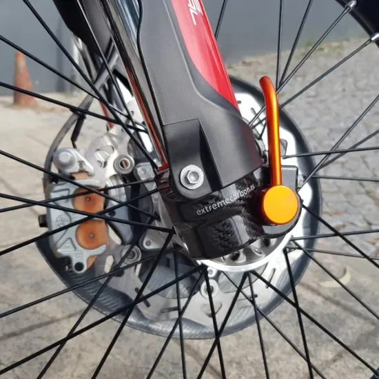 EXTREMECARBON Jobb Oldali Teleszkóp Bilincs Fedél KTM 125/150/200/250/300 EXC/SX 2016-2020 CARBON 10.C.01.E.0001 K2 Szezonális akció